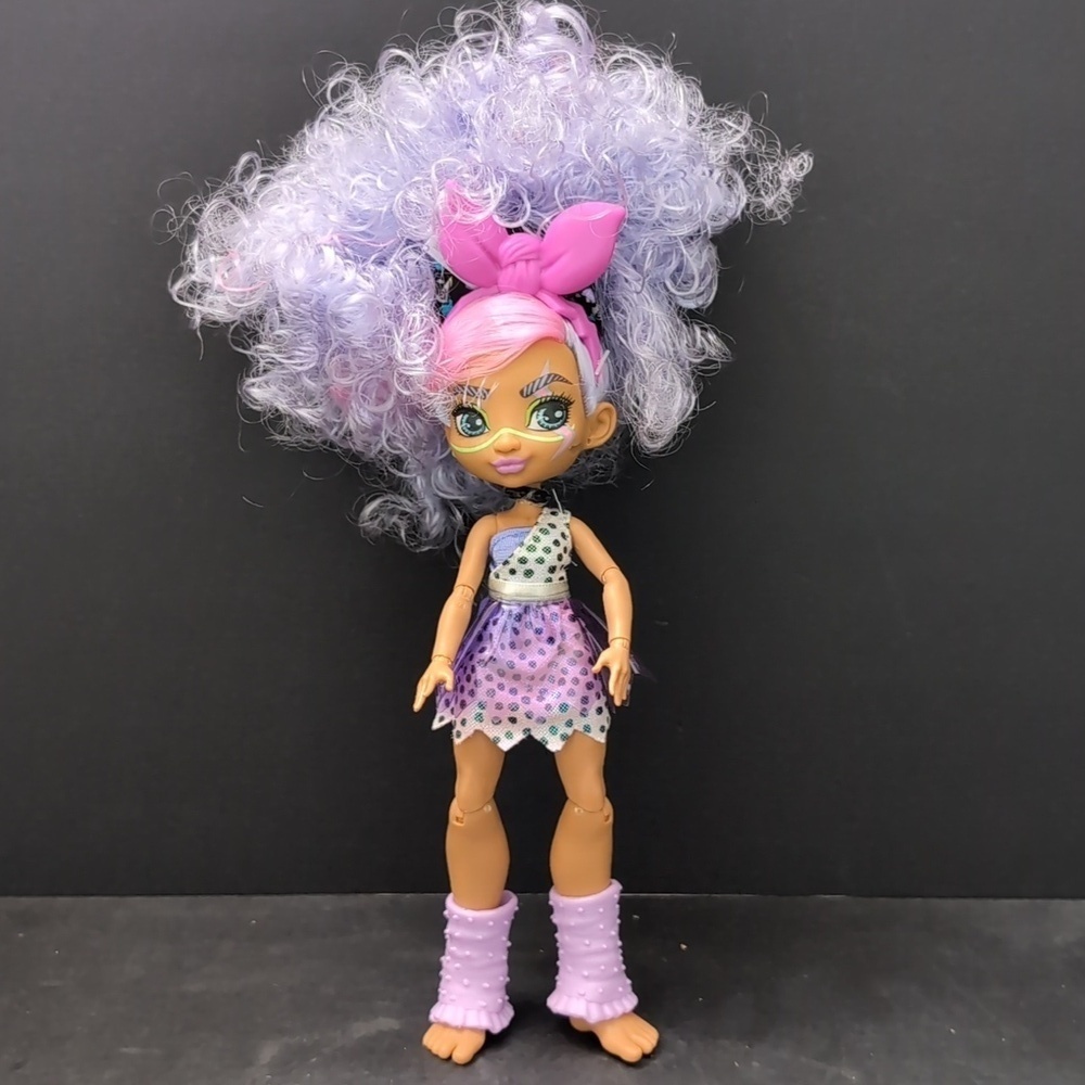 2020 Mattel,Cave Club Dino Rockin Bashley Doll.